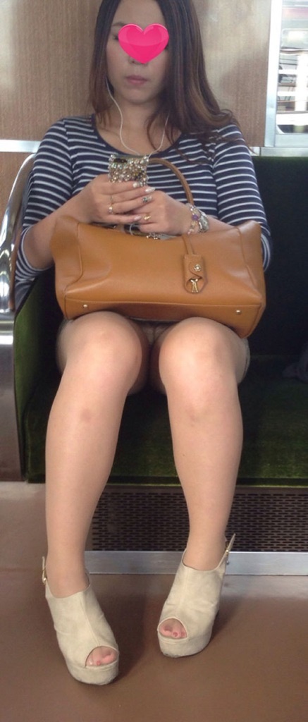 【パンチラエロ画像】毎日乗りながら待ってる…電車でパンチラするお姉さん達(；´Д｀)