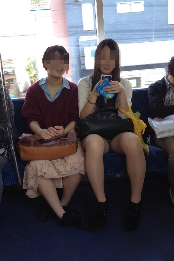 【パンチラエロ画像】毎日乗りながら待ってる…電車でパンチラするお姉さん達(；´Д｀)
