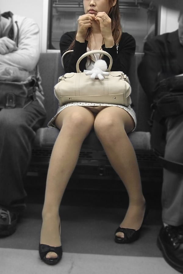 【パンチラエロ画像】今日こそは…と待ち続ける電車内の対面座席パンチラ(；´Д｀)