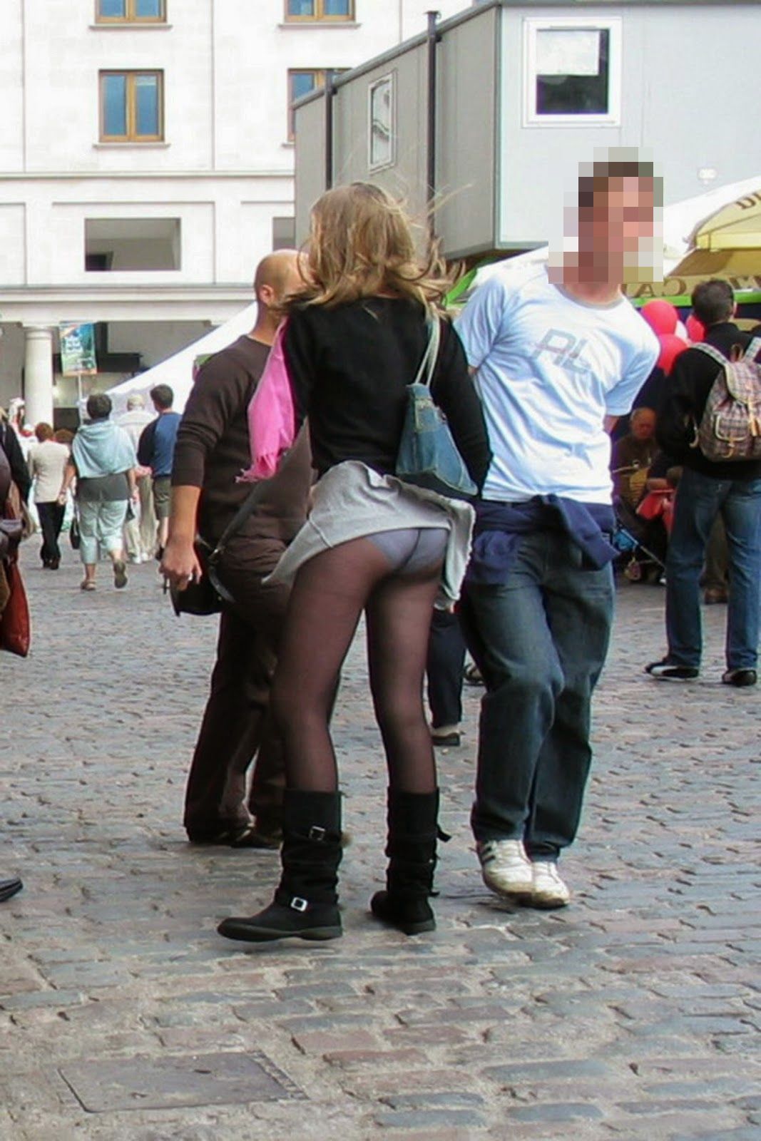 Скрытые съемки под джинсовой юбкой у прохожей девушки