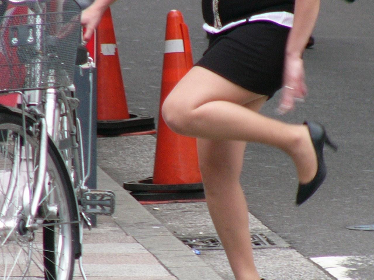 【美脚エロ画像】パンツよりも長く見られる！自転車女子たちのイイ脚（；＾ω＾）