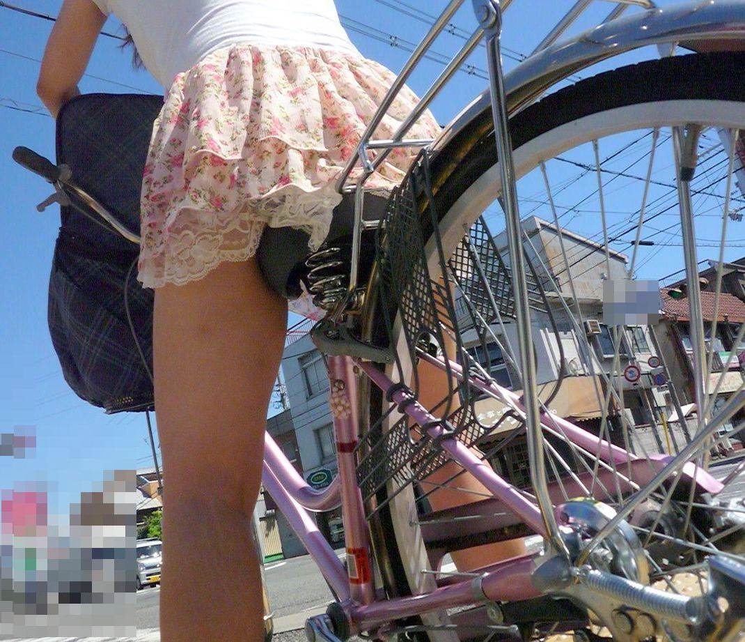 【美脚エロ画像】パンツよりも長く見られる！自転車女子たちのイイ脚（；＾ω＾）