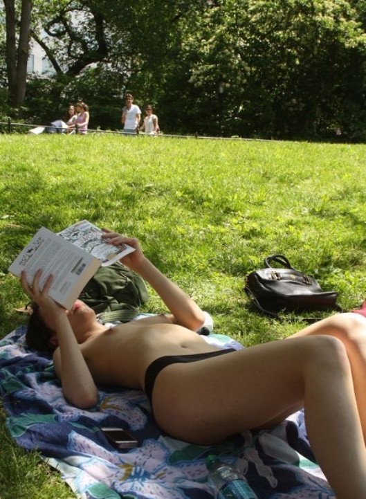 【女体エロ画像】寒そうなんですが…半裸以上の姿で読書する人々！(；ﾟДﾟ)