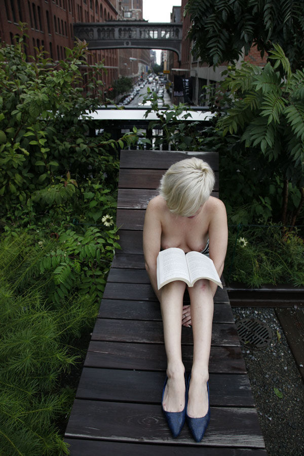 【女体エロ画像】寒そうなんですが…半裸以上の姿で読書する人々！(；ﾟДﾟ)