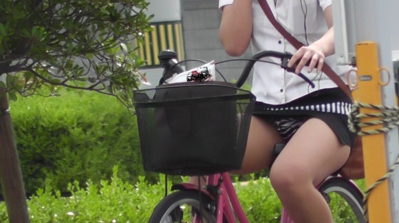 路上で自転車に乗ってる女性のエロ画像 part3