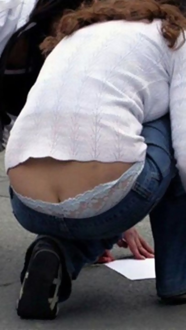 【ローライズエロ画像】腰からパンツがハミ出ているのはわざとなローライズ女子！
