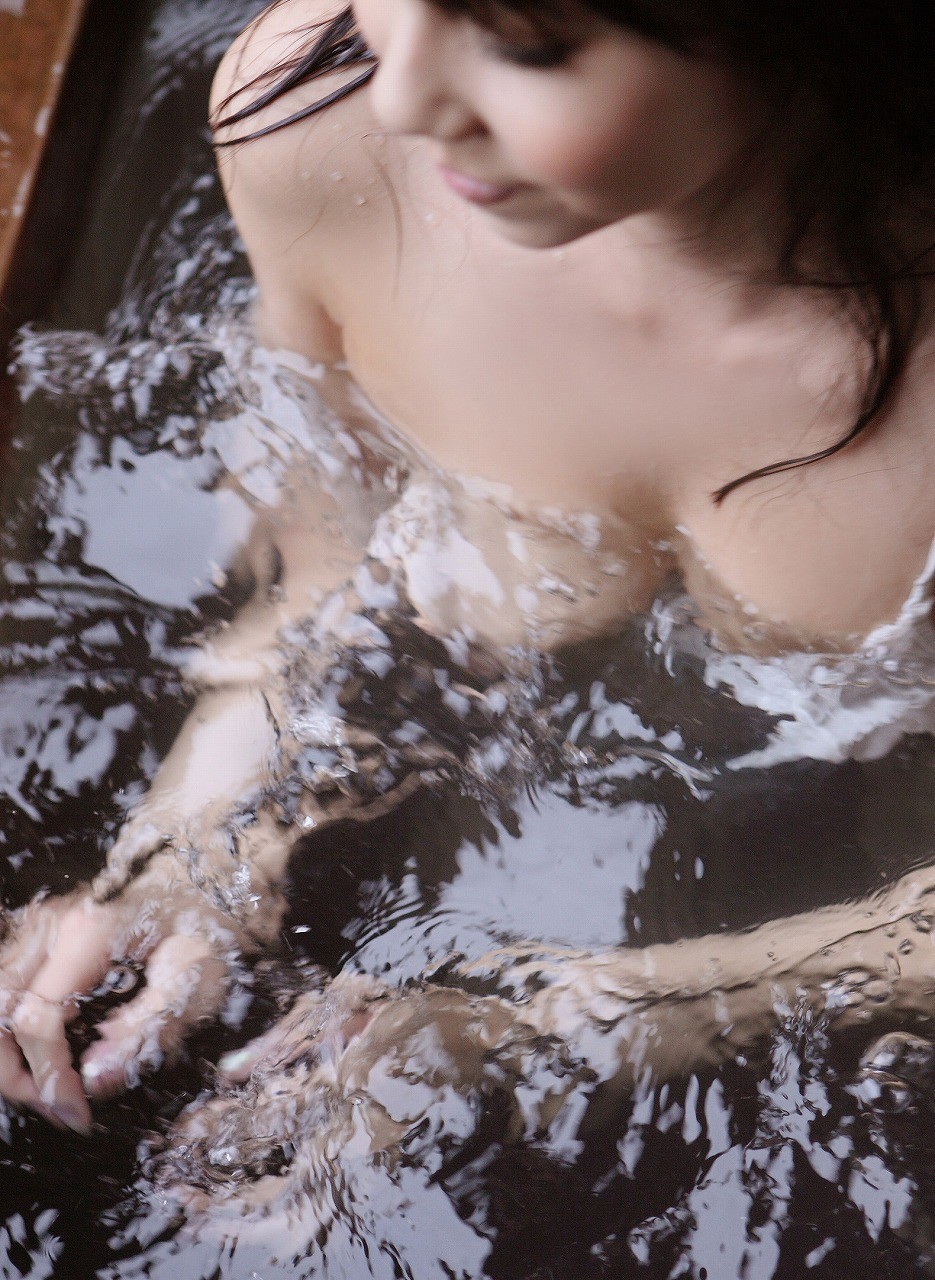 【入浴エロ画像】湯船を満喫中な美女たちの裸のイヤらしさは異常(；´∀｀)