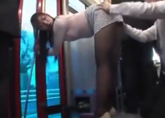 【エロ動画】バスの中で堂々とセックスしまくってる美尻お姉さん！(;ﾟ∀ﾟ)=3 01