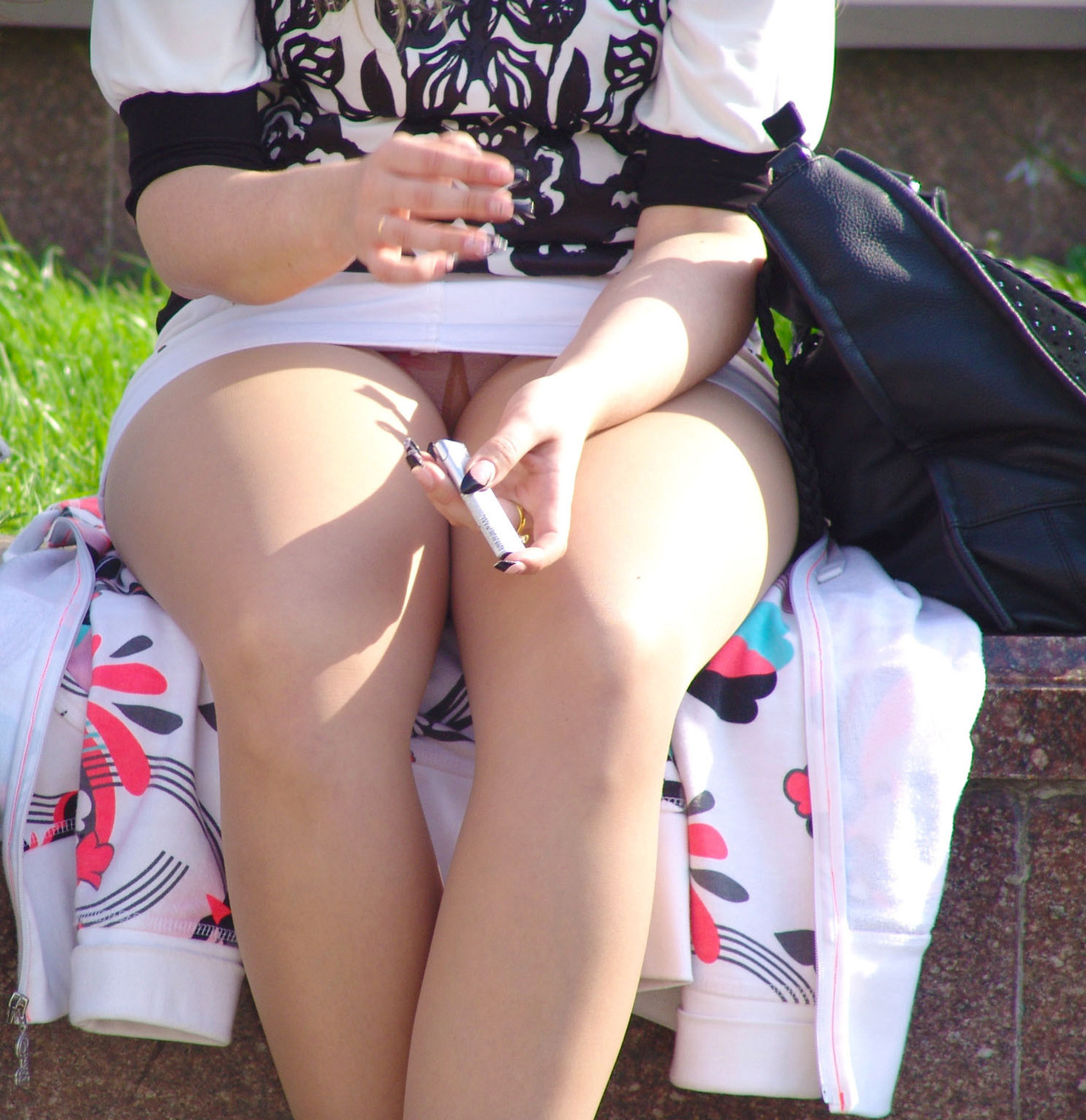 【パンチラエロ画像】ミニ履いたらオープン気味な海外女性たちの座りチラ(ﾟAﾟ;)