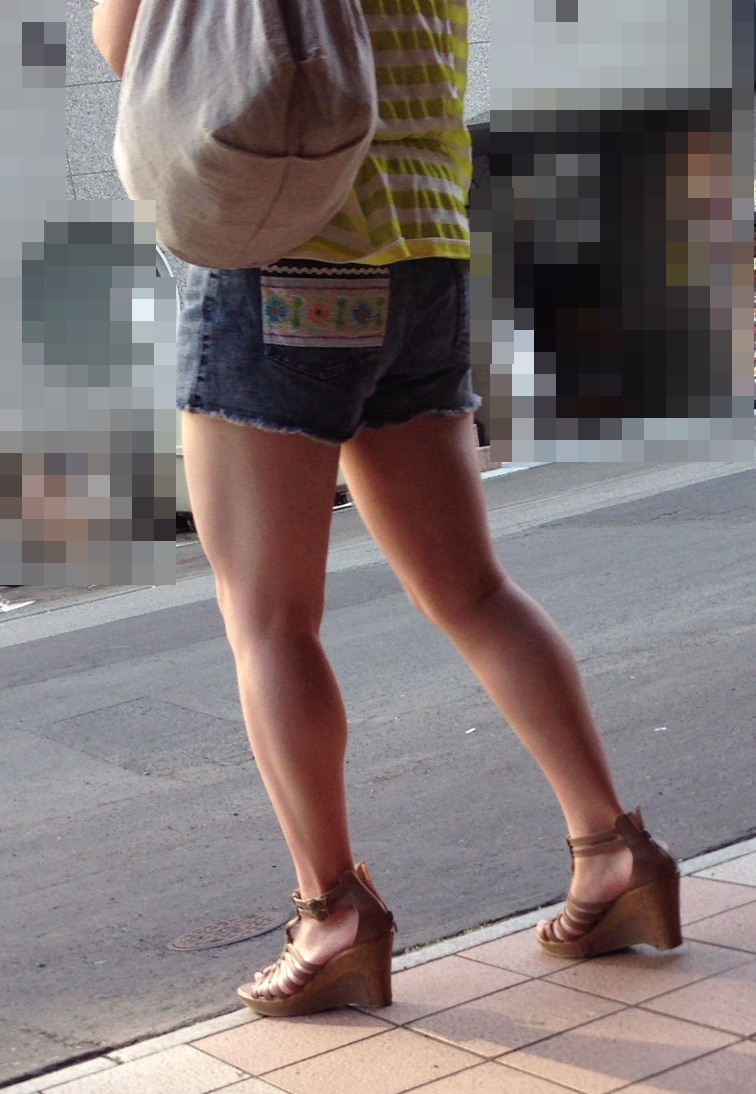 【美脚エロ画像】太いからこそ魅力がある街角ショーパン脚美人撮り(；´Д｀)