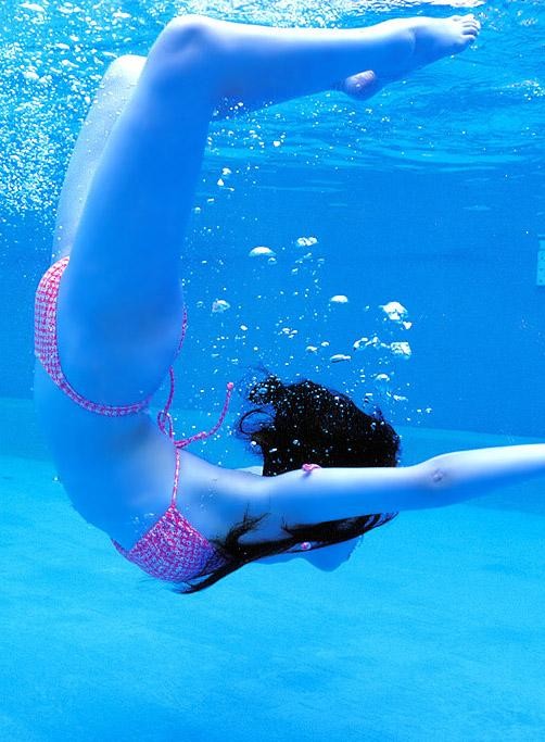 【水中エロ画像】涼みながら興奮できる水の中で揺れる女体観察！(；´∀｀)