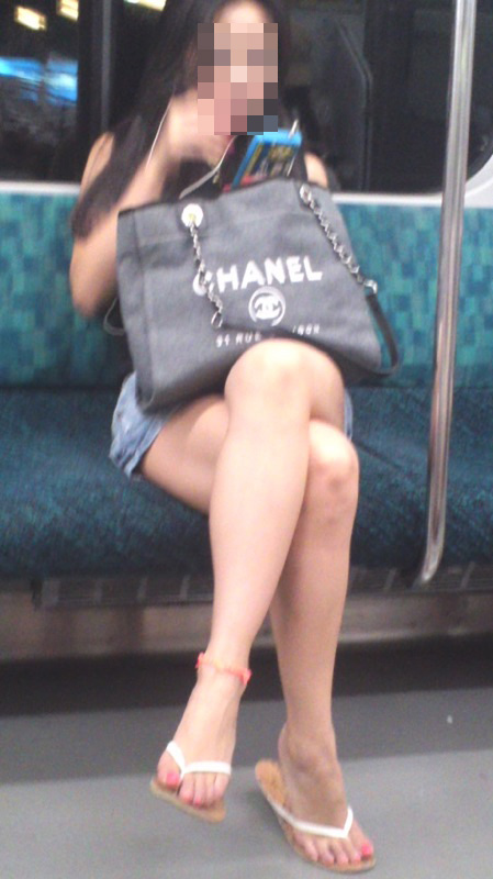 【美脚エロ画像】電車内の一般女性達のムチムチが気になり過ぎる組まれた脚(；´Д｀)
