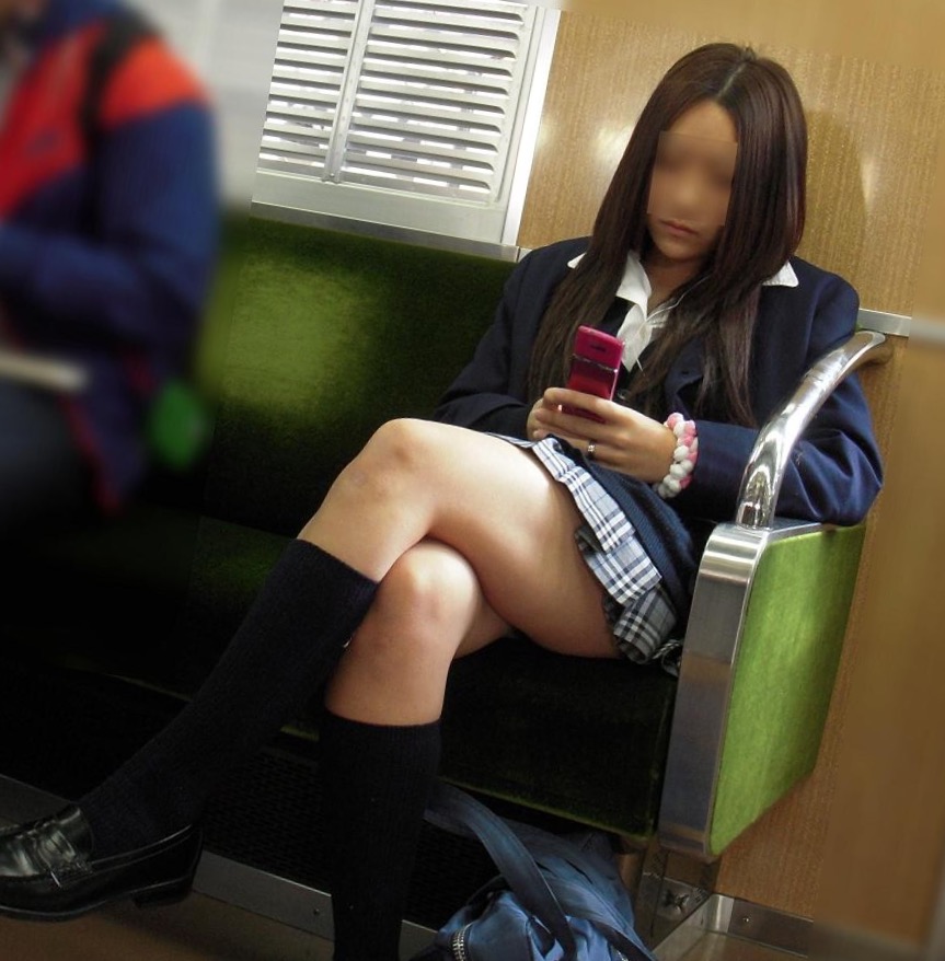 【美脚エロ画像】電車内の一般女性達のムチムチが気になり過ぎる組まれた脚(；´Д｀)