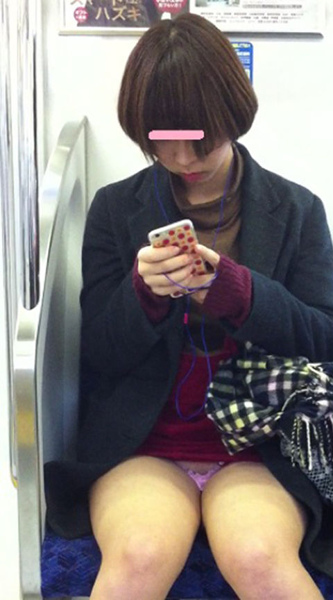 【パンチラエロ画像】電車内で涼みながら対面の下着をじっくり鑑賞(；´Д｀)