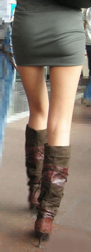 【美脚エロ画像】見えそうなミニ履いた女の美脚に見とれるしかなくて…(；´Д｀)