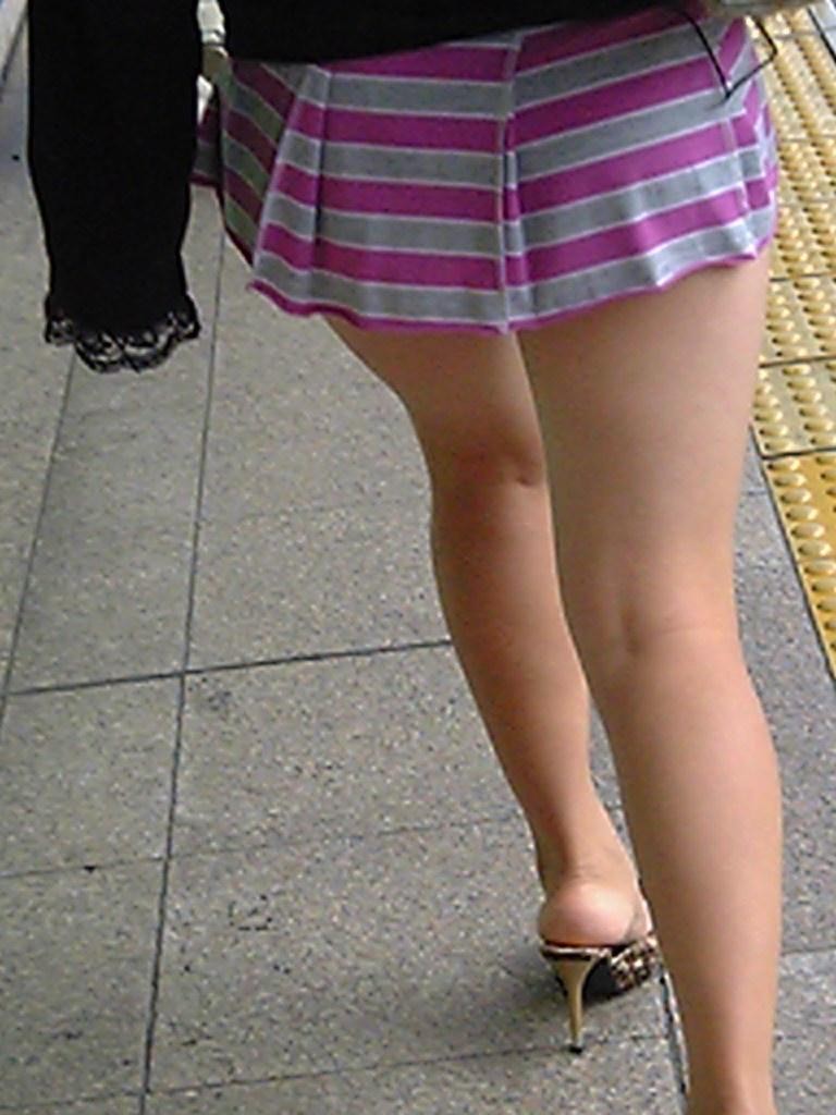 【美脚エロ画像】見えそうなミニ履いた女の美脚に見とれるしかなくて…(；´Д｀)
