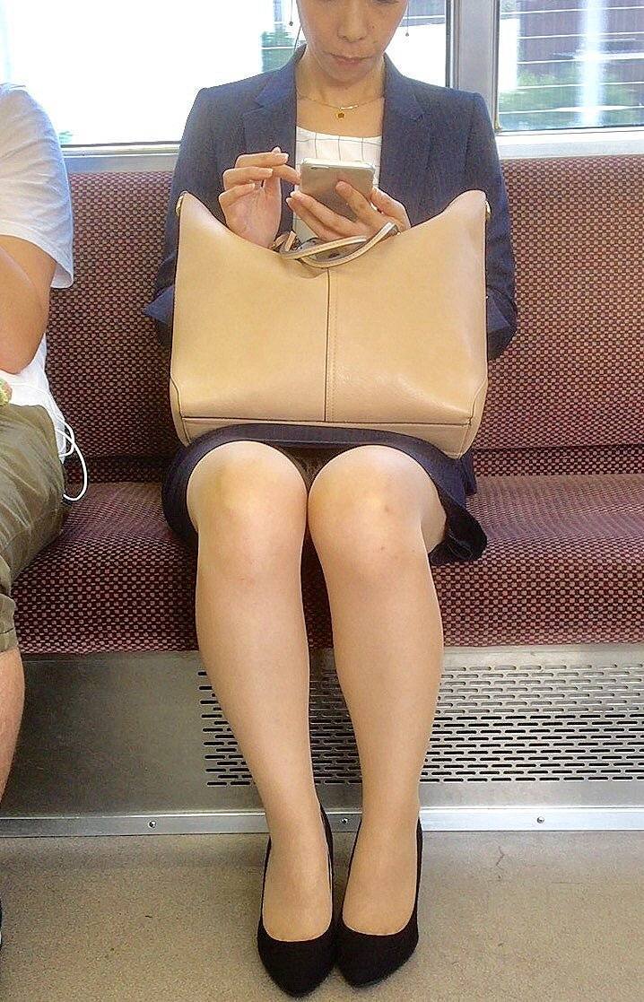 【電車内盗撮エロ画像】電車内でパンチラしている女子見つけたから撮ったったｗ