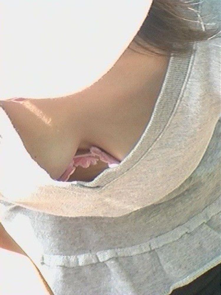 【胸チラエロ画像】暑さぶり返してきたからまだ見える機会は多い胸元チラリ（；＾ω＾）