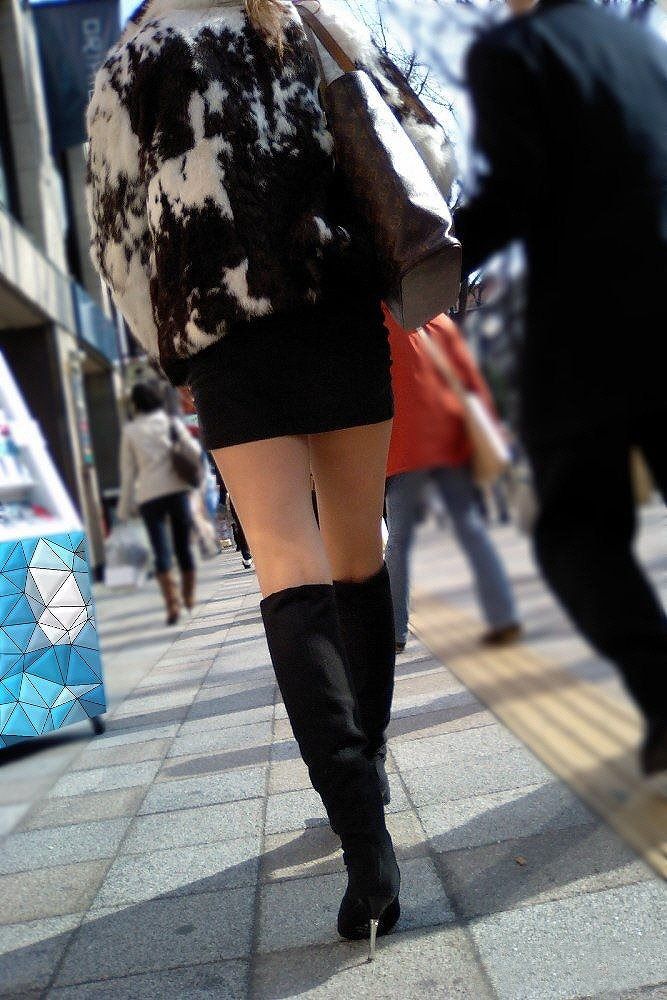 【美脚エロ画像】正直触れてみたくなる街角のそそる雌の美脚（；＾ω＾）