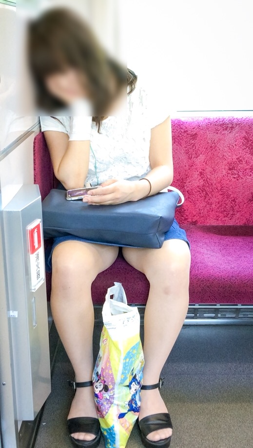 【美脚エロ画像】桜よりもよく見る電車内の女性客たちのムッチリ美脚！(；・∀・)