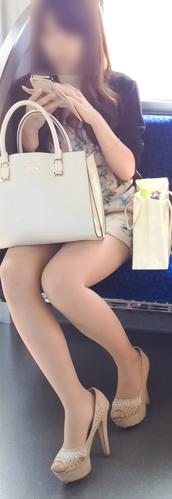 【美脚エロ画像】桜よりもよく見る電車内の女性客たちのムッチリ美脚！(；・∀・)