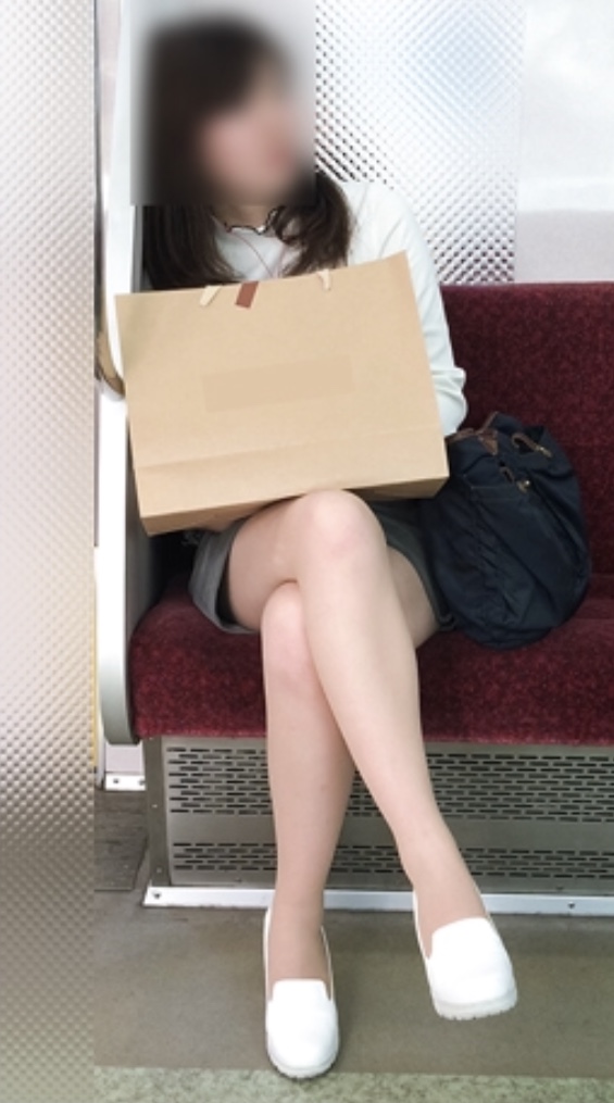【美脚エロ画像】降りるまで心に癒しを与えてくれる電車内のムチムチ美脚！（；＾ω＾）