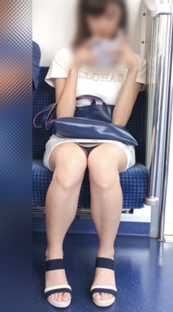 【美脚エロ画像】降りるまで心に癒しを与えてくれる電車内のムチムチ美脚！（；＾ω＾）