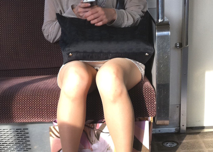 電車で座りながら対面パンチラエロ画像