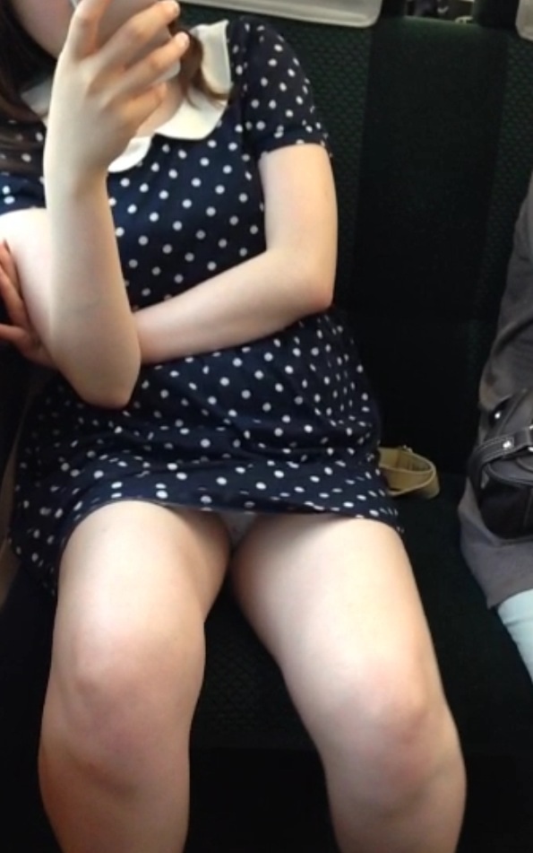 【パンチラエロ画像】遭遇時は降車まで見続けていたい電車内のパンチラ！