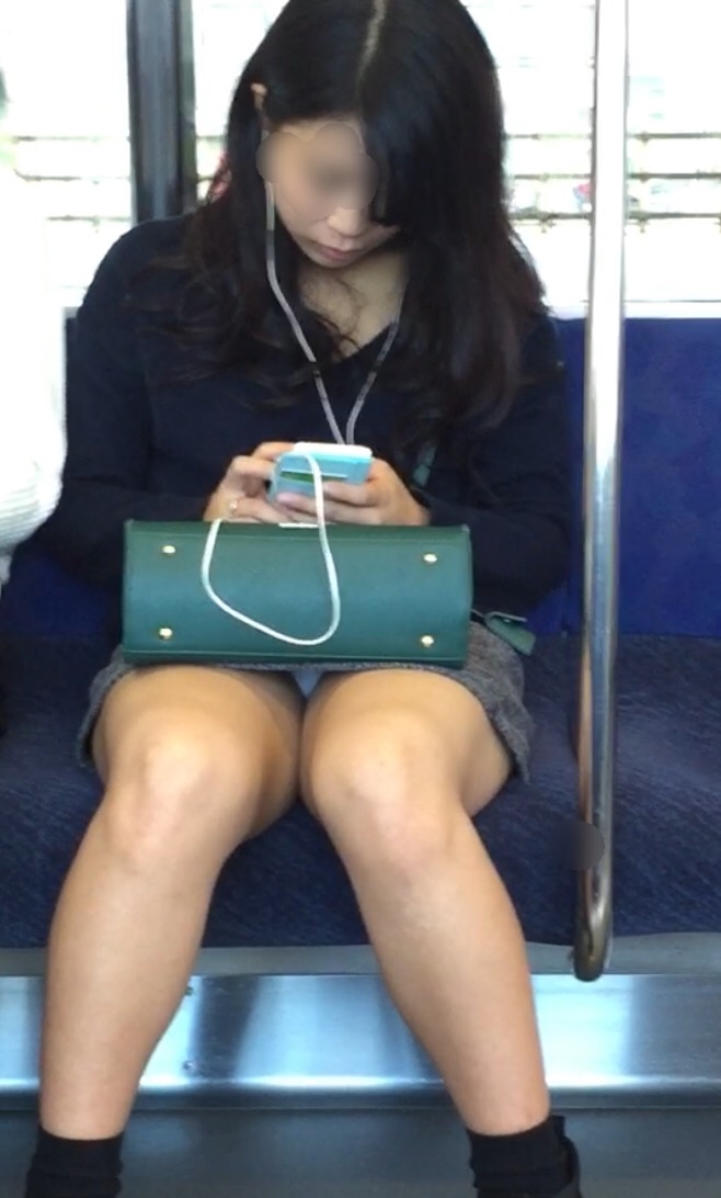【パンチラエロ画像】遭遇時は降車まで見続けていたい電車内のパンチラ！