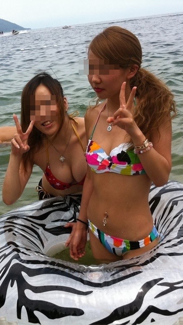 【水着エロ画像】たわわな乳をセクシー水着で強調するビーチのギャル達！