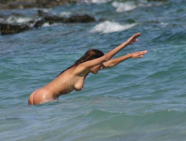 【海外エロ画像】全方位すっぽんぽん！こっそり撮られたヌーディストビーチの美女たち