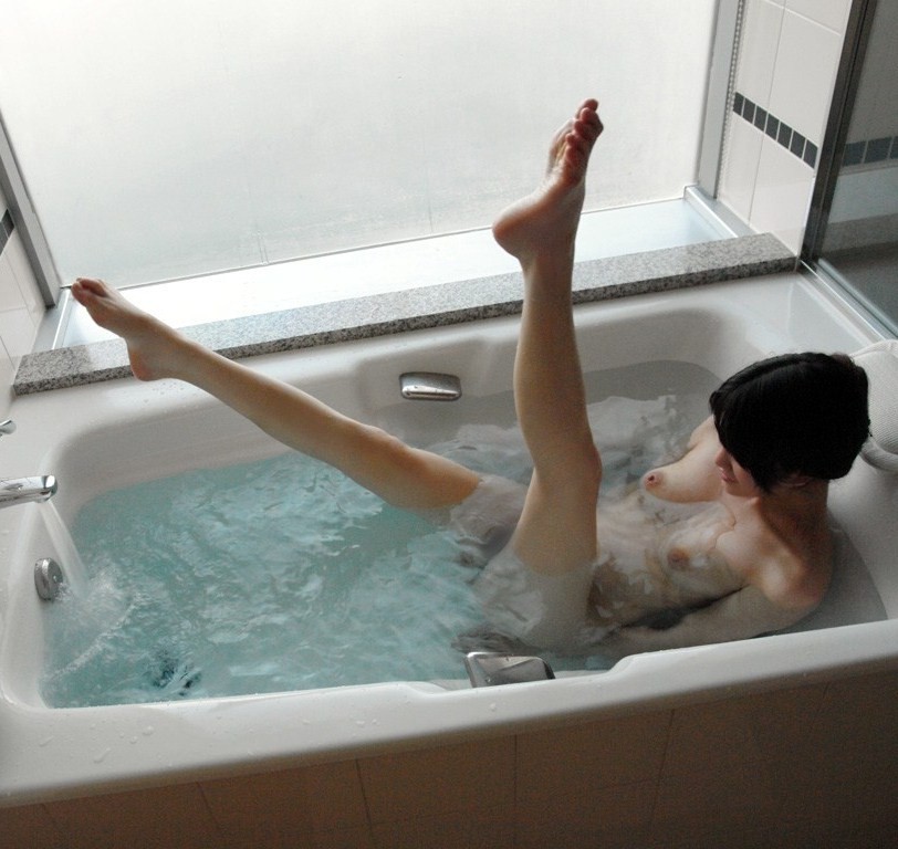 【入浴エロ画像】湯船でおっぱいをゆらゆらさせながら寛ぐお風呂の美女たち！