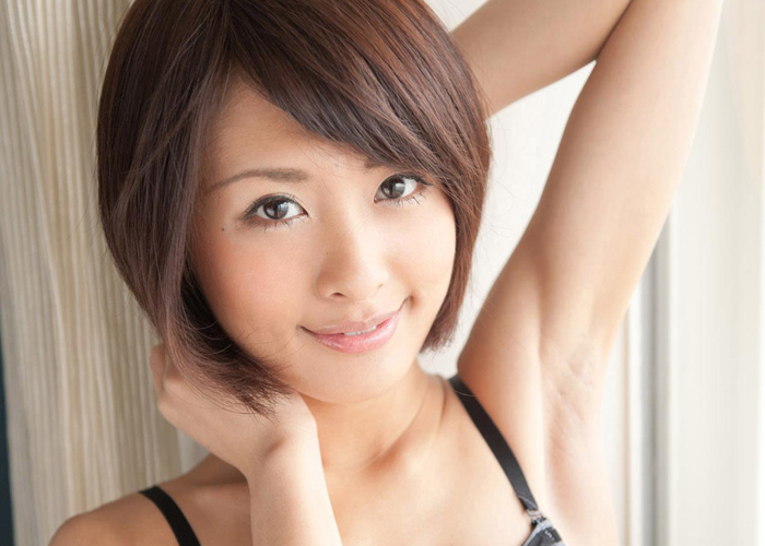 美形でショートヘア・夏目優希のエロ画像