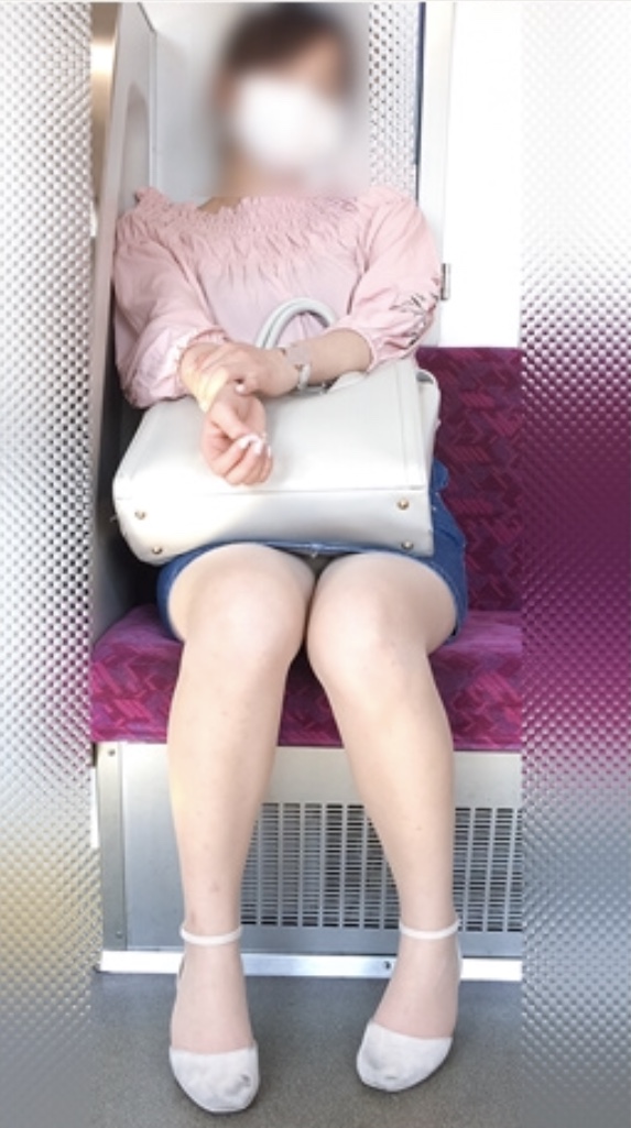 【パンチラエロ画像】見過ぎて乗り過ごしに注意が必要な電車内の対面座席パンチラ！