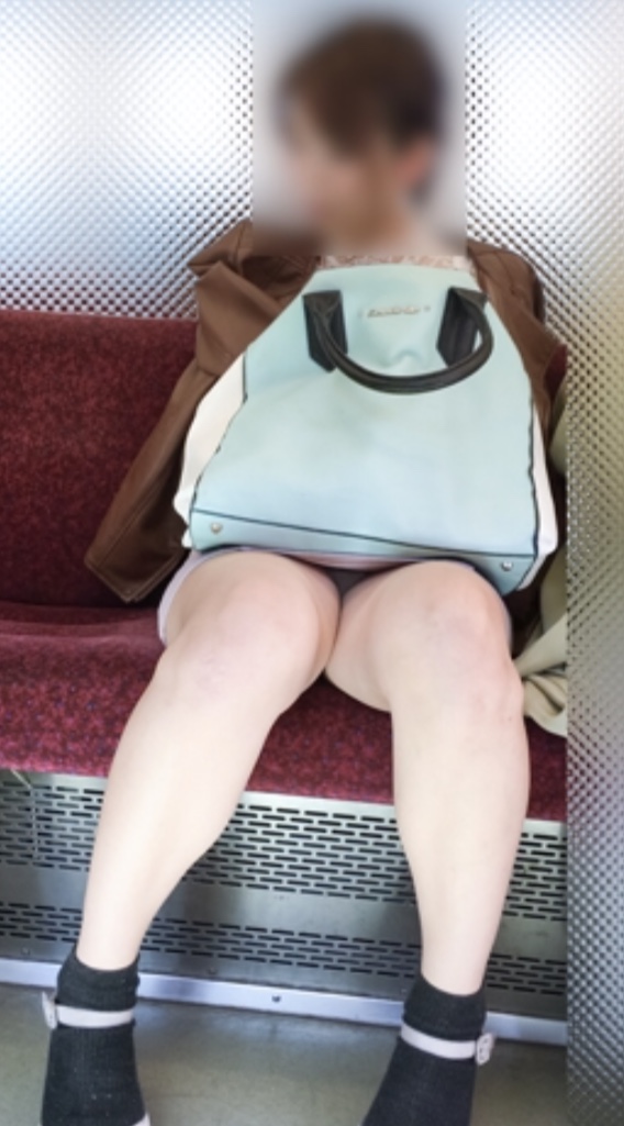 【パンチラエロ画像】見過ぎて乗り過ごしに注意が必要な電車内の対面座席パンチラ！