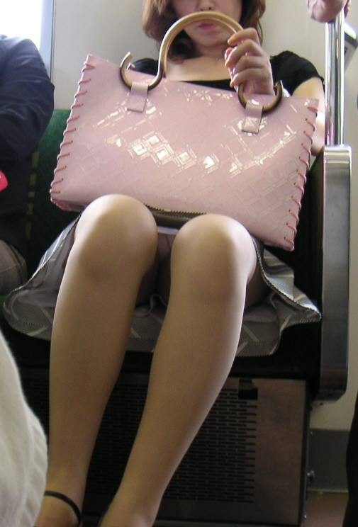 【美脚エロ画像】終点まで見守り続けていたくなる電車の女性客のムチムチ美脚！
