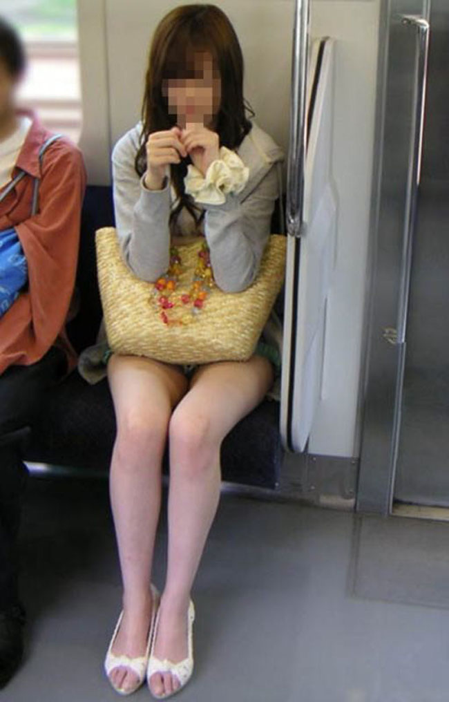 【美脚エロ画像】終点まで見守り続けていたくなる電車の女性客のムチムチ美脚！