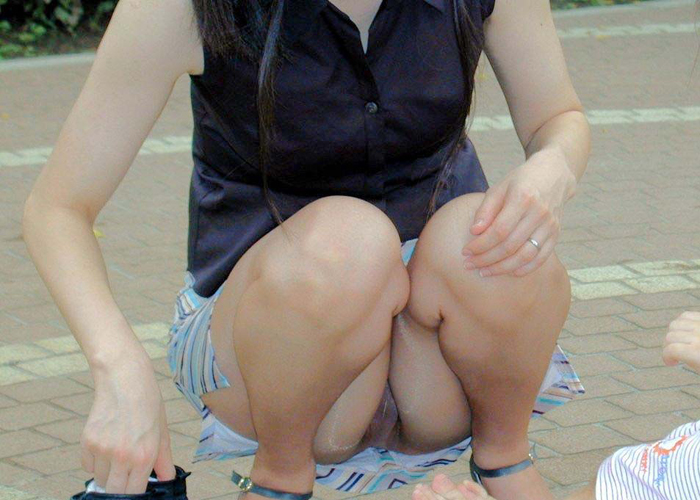【パンチラエロ画像】生脚+ミニは冬だと希少…座りパンチラ女子探訪！