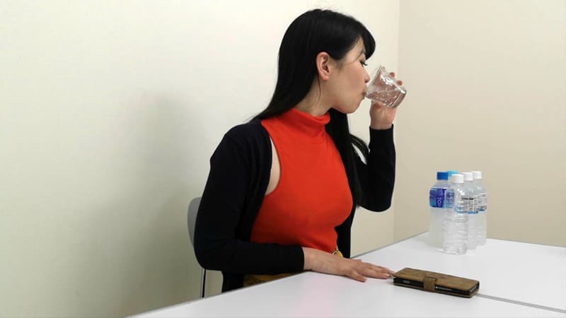【大沢カスミエロ画像】ザーメンを飲み物にしちゃう変態アラサー・大沢カスミ！