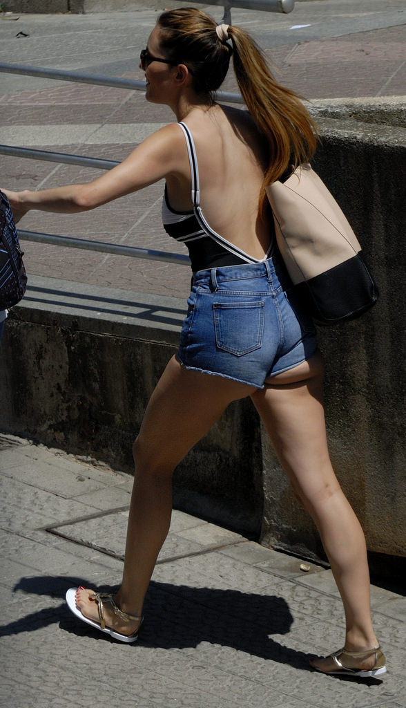 【着尻エロ画像】歩く後ろ姿がたまらない…夏まで待てないホットパンツハミ尻街撮り！