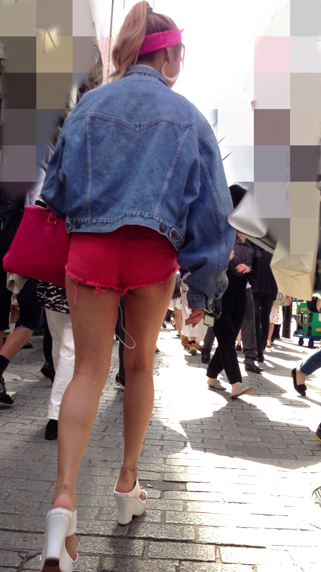 【着尻エロ画像】一部がハミ出てまるで痴女な街角ホットパンツ女子の尻！