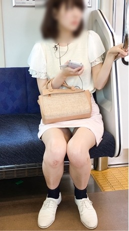 【パンチラエロ画像】通勤通学時の密かな楽しみ？電車内パンチラ撮り！