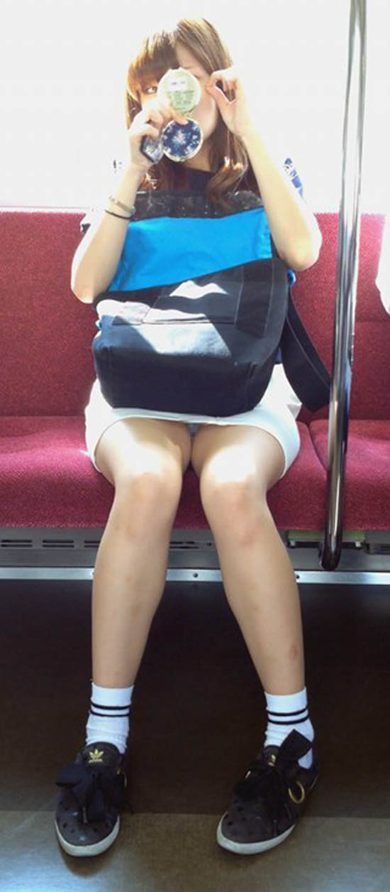 【パンチラエロ画像】通勤通学時の密かな楽しみ？電車内パンチラ撮り！