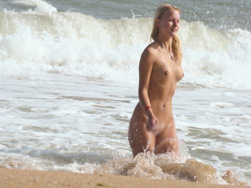 【海外エロ画像】まさにこの世の楽園…全裸美女だらけのヌーディストビーチ！