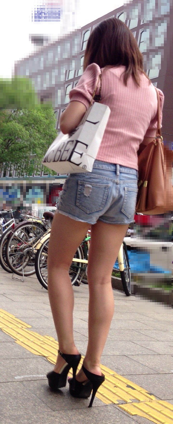 【美脚エロ画像】暑い日を涼しい気分にさせてくれる街角ショーパン美脚女子！