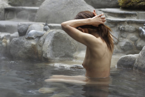 【露出エロ画像】性的な振る舞いは個室風呂でどうぞｗ温泉で寛ぐ全裸淑女たち