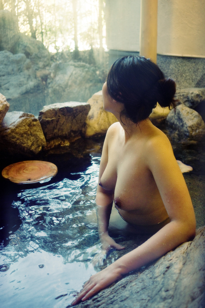 【露出エロ画像】性的な振る舞いは個室風呂でどうぞｗ温泉で寛ぐ全裸淑女たち