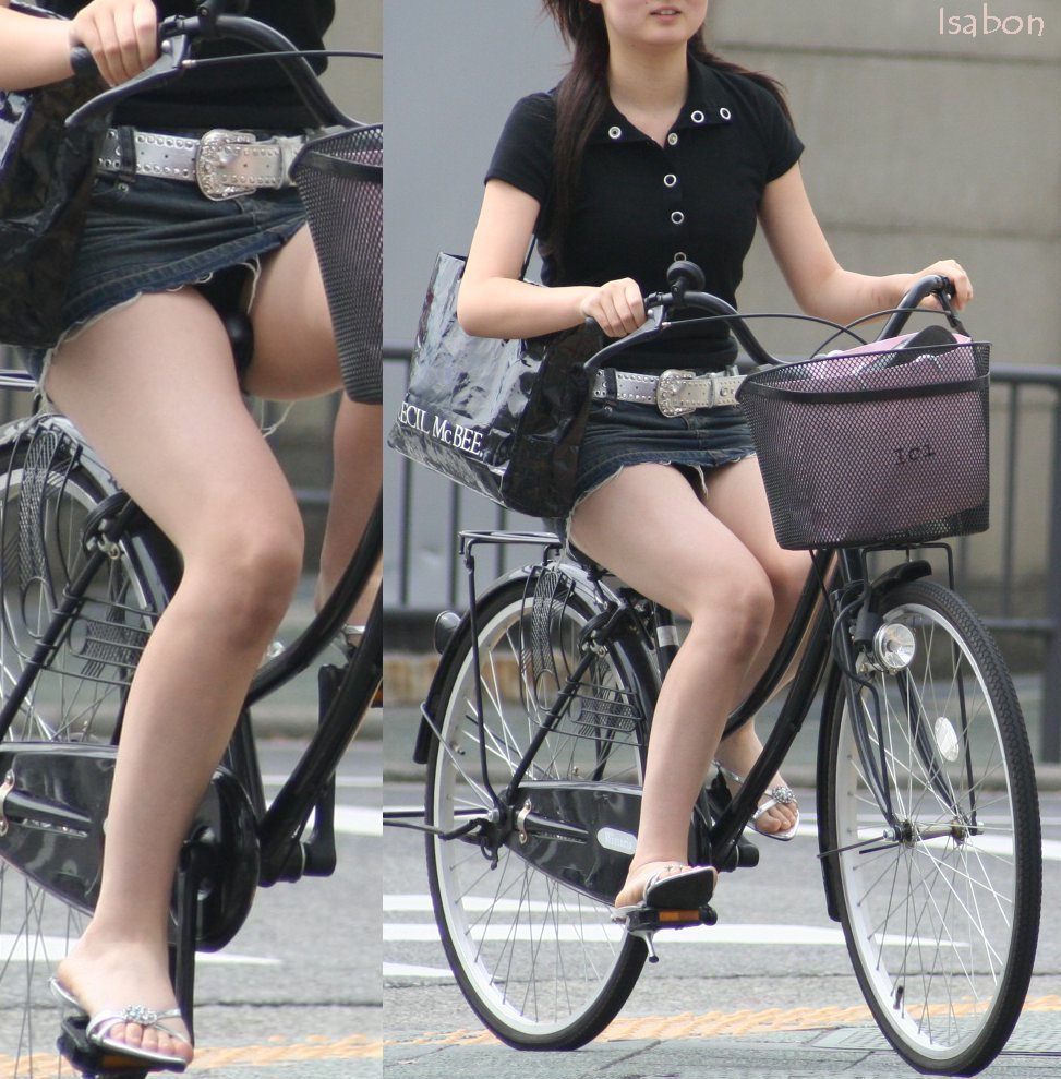 【パンチラエロ画像】過ぎ去る前に下着見ておきたい…自転車女子のパンチラ！