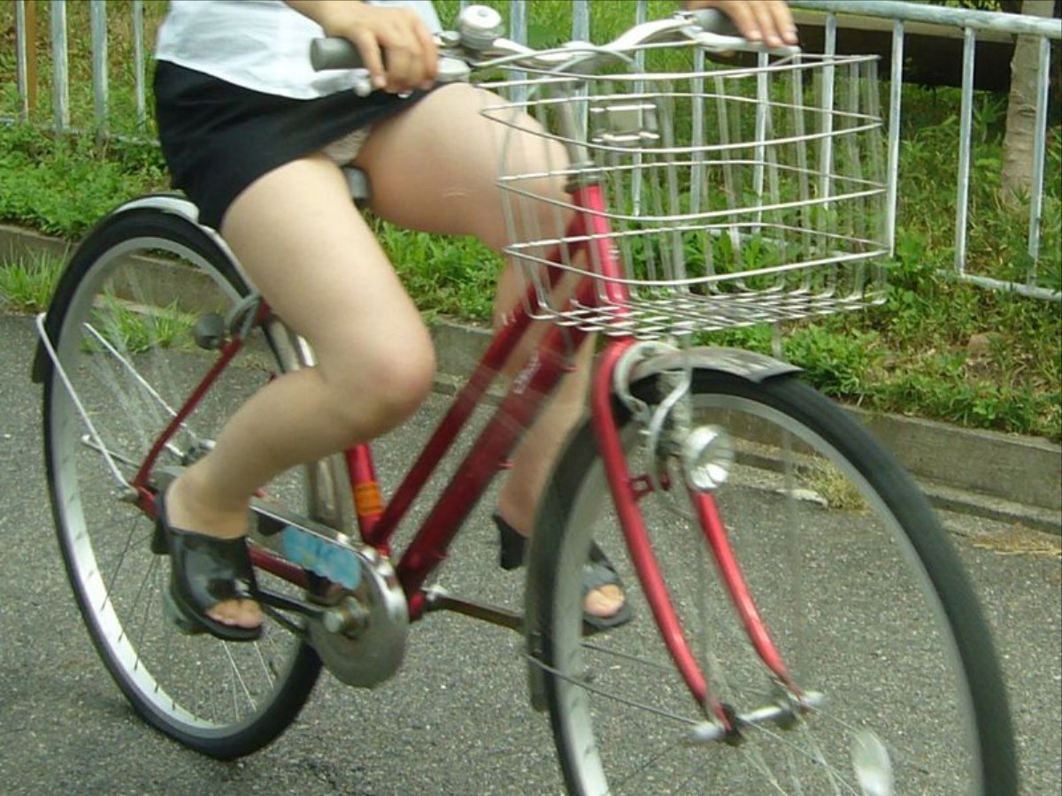 【パンチラエロ画像】過ぎ去る前に下着見ておきたい…自転車女子のパンチラ！